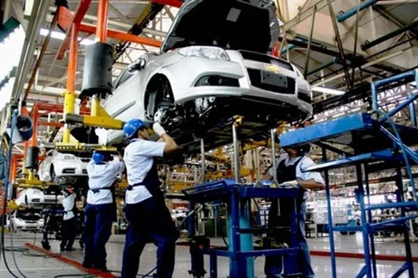 墨西哥汽车企业面临削减产量，当地汽车工人也深受打击