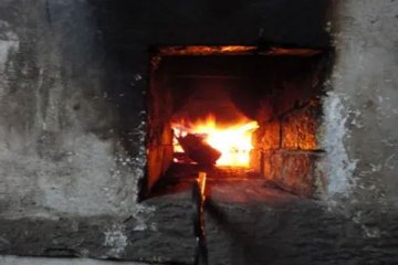 山海关古城禁柴封灶致老人被冻哭被曝光，清洁取暖不能“一刀